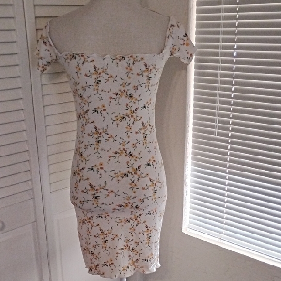 Heart Hips Floral Mini Dress in Cream and Yellow - Picture 4 of 6